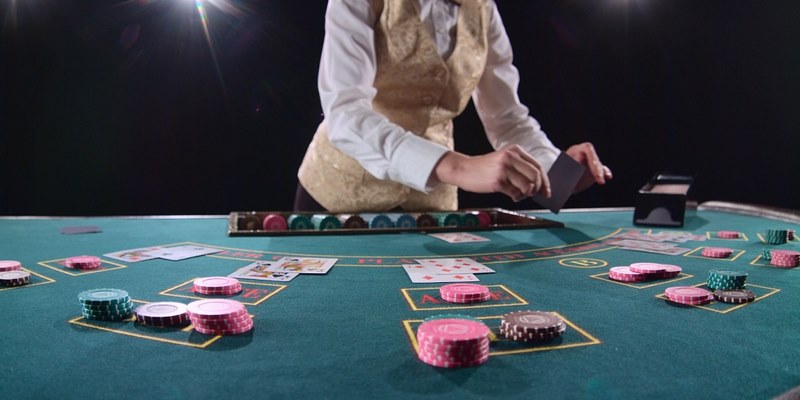 Trong casino trực tuyến vai trò của Dealer là gì?